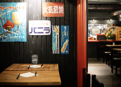 On a testé l’izakaya Jinchan Yokocho, un restaurant de street food japonaise.