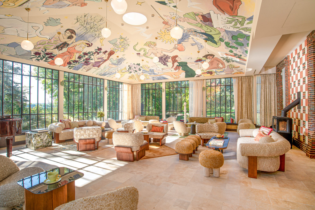 Une demeure d’art poétique à une heure de Paris : voici ce que propose Verneuil la Douce, un boutique-hôtel interprété par sept artistes sous la supervision d’une propriétaire de talent. Entre les fresques colorées aux murs, la table saisonnière gastronomique et le mobilier sur mesure, le lieu invite à ralentir et à s’abandonner à l’imaginaire. 