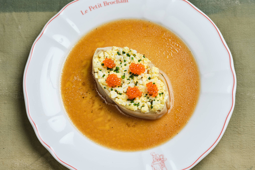 Dans le 17e arrondissement de Paris, Jean-Baptiste Ascione, ancien candidat de Top Chef, reprend avec son associé Mendel Uzzan une adresse emblématique du quartier pour y installer une brasserie contemporaine, entre classiques français, assiettes inventives et plaisirs du partage. Un pari ambitieux qui ne manque pas d'arguments. À suivre.