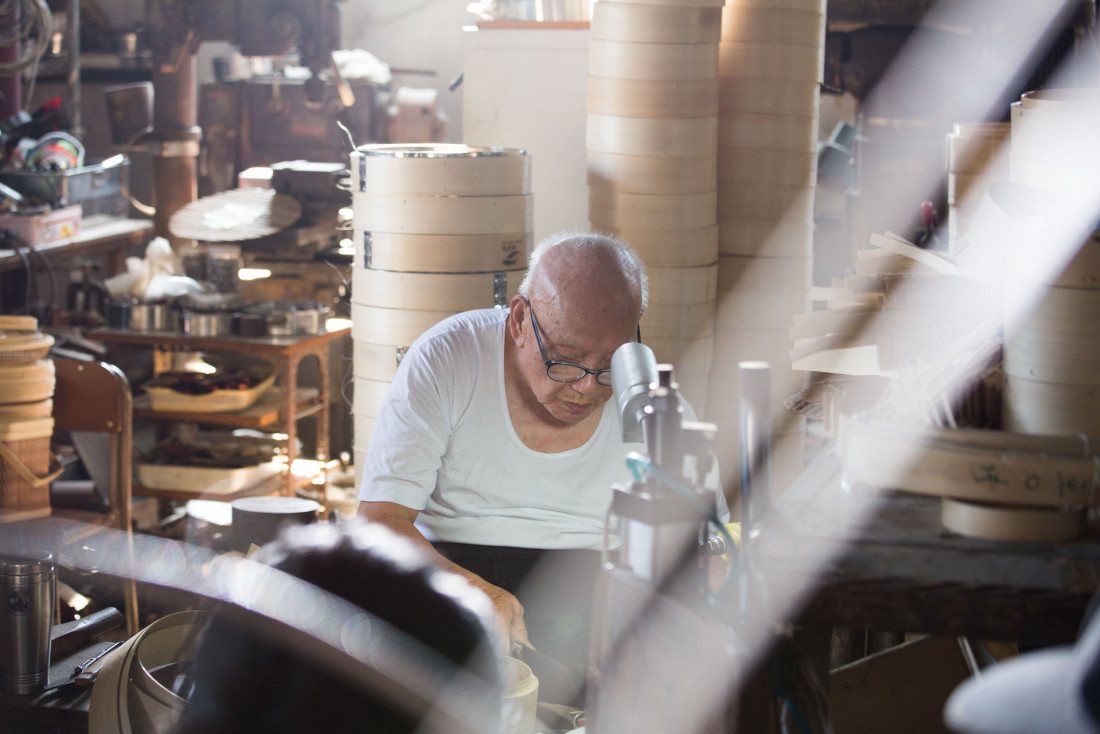 Atelier de paniers en bambou, utilisés pour cuire les dim sum à la vapeur © Hong Kong Tourism Board