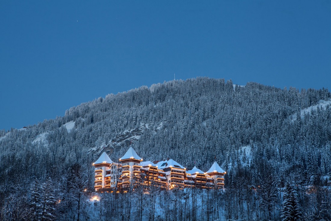 The Alpina Gstaad impose sa silhouette majestueuse sur les hauteurs de Gstaad, l’une des stations de ski les plus chics du monde | © The Alpina Gstaad