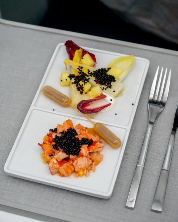 L’entrée : tartare de homard à l’ananas et oeufs de homard bleu ; déclinaison d’endives, vinaigrette de homard © YONDER.fr L'entrée : tartare de homard à l'ananas et oeufs de homard bleu ; déclinaison d'endives, vinaigrette de homard © YONDER.fr