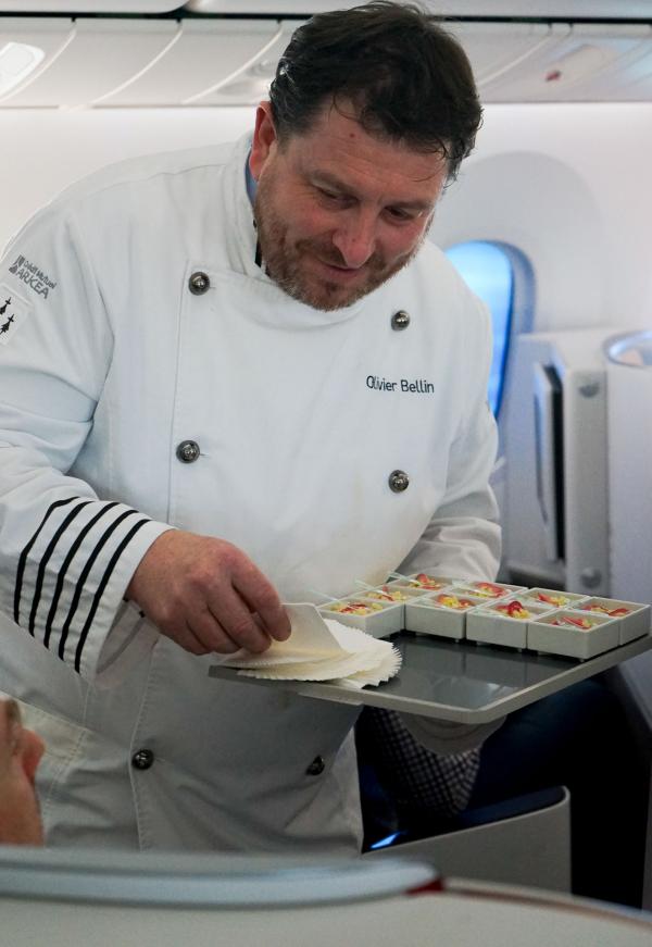 Olivier Bellin présente lui-même aux passagers la mise en bouche du repas © YONDER.fr Olivier Bellin présente lui-même aux passagers la mise en bouche du repas © YONDER.fr