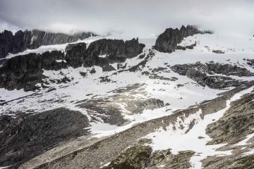 Les crêtes de Geissgrat et, derrière, des Fusshörner, entre lesquelles on aperçoit le Driestgletscher. © DB