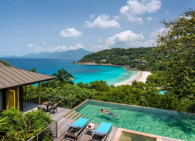 Dans la baie parfaitement protégée de Petite Anse, le Four Seasons Resort Seychelles a choisi de composer avec un relief radical dans 70 hectares de jungle. Villas perchées avec piscine privée, buggies qui transportent de la plage immaculée à la terrasse du restaurant principal : voilà un hôtel qui fait de sa topographie un marqueur fort de l’expérience et qui reste, année après année, en tête des classements des 5 étoiles les plus luxueux au monde.