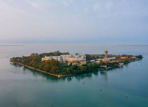 Posée sur une île privée de 16 hectares en pleine lagune vénitienne, le JW Marriott Venice Resort & Spa offre une parenthèse insulaire inédite entre Venise et le Lido. Architecture signée Matteo Thun, spa de 1 750 m² et restaurant étoilé Dopolavoro composent une adresse aussi sereine que raffinée.