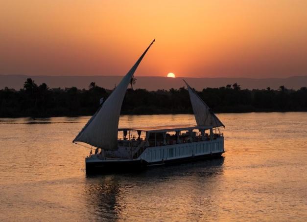 Lazuli Nile Cruises dévoile Amarna, une dahabeya qui retrouve l'esprit des voyages d'antan. Elle n'a aucun moteur, avance grâce à deux voiles latines et tire toute son énergie du soleil. Une expérience silencieuse et intime, fidèle à l'histoire de la navigation égyptienne.
