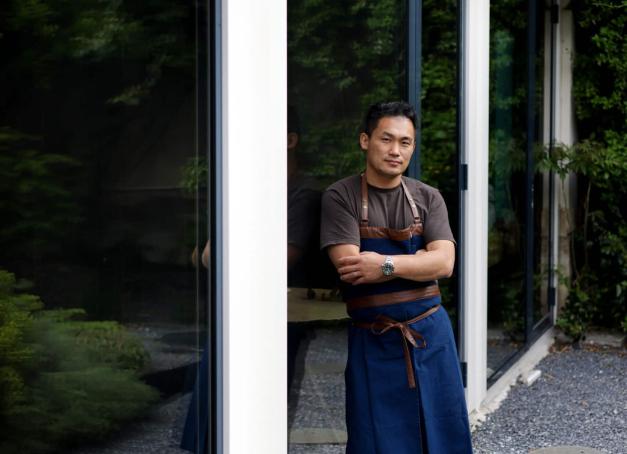 À Reims, où il a installé Racine il y a plus de dix ans, le chef japonais Kazuyuki Tanaka, deux étoiles Michelin, participe pour la deuxième année aux Relais du Goût. Un festival qui accompagne l’essor gastronomique de la ville en réunissant chefs, vignerons, producteurs et artisans autour d’un même territoire. Rencontre.