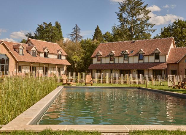 En Sologne, The Oasis House dévoile La Rêveraie : 17 chambres au cœur de 120 hectares de forêt avec piscine, sauna scandinave, yoga, vélos et chef à domicile.