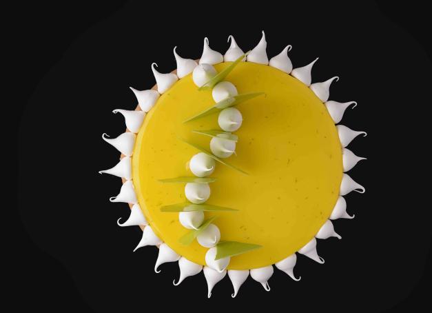 Plus jeune Champion du monde de Pâtisserie et vainqueur du Mondial des Arts Sucrés, Jérôme de Oliveira compte parmi les pâtissiers les plus brillants de sa génération. Nouvelle tête d’affiche sucrée de TemptingPlaces Collection, il signe pour ses hôtels une carte entre créations emblématiques et exclusivités. Rencontre.